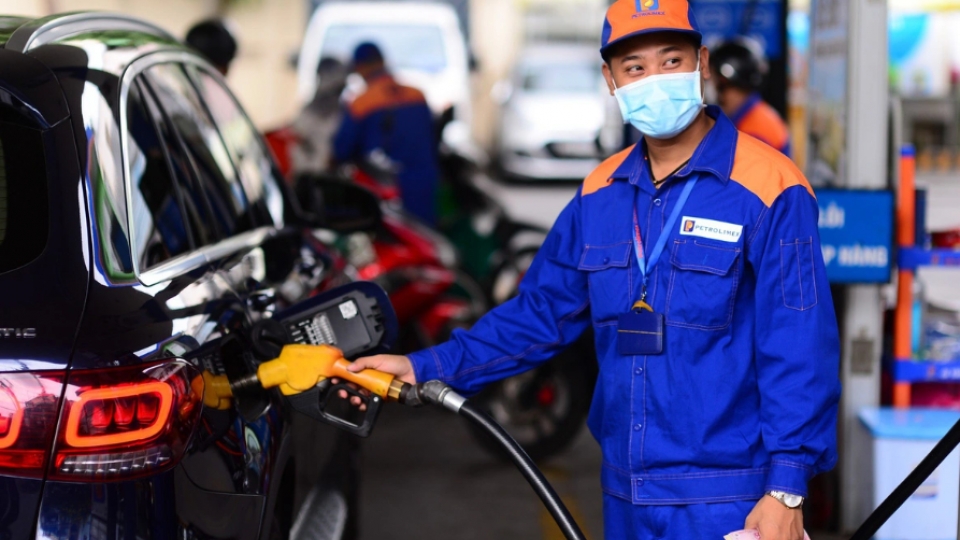 Domestic petrol prices nosedive to below VND20,000 per litre
